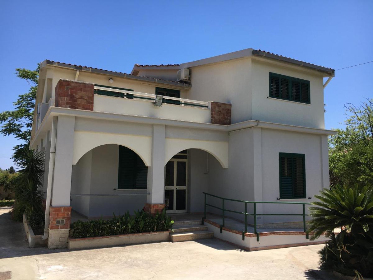 Villa Del Falso Pepe Avola Exterior photo