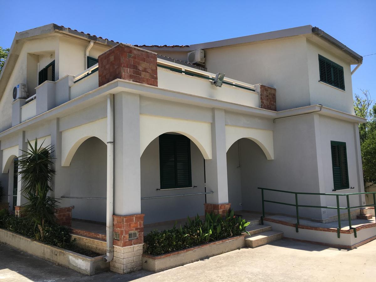 Villa Del Falso Pepe Avola Exterior photo